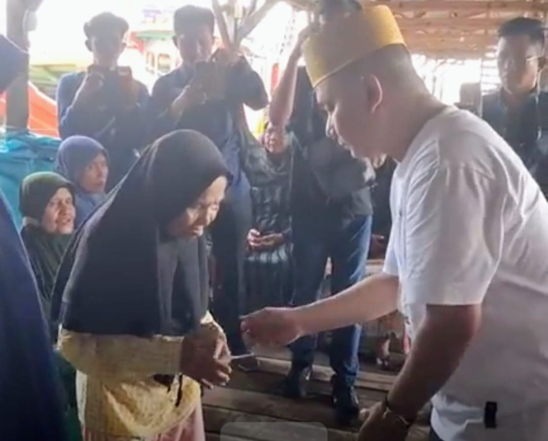 Bakhtiar Ahmad Sibarani menyerahkan zakat dan sedekah kepada warga Kota Sibolga dalam kegiatan sosial yang digelar di Tangkahan Ar-Rasyid menjelang Idulfitri 2026.