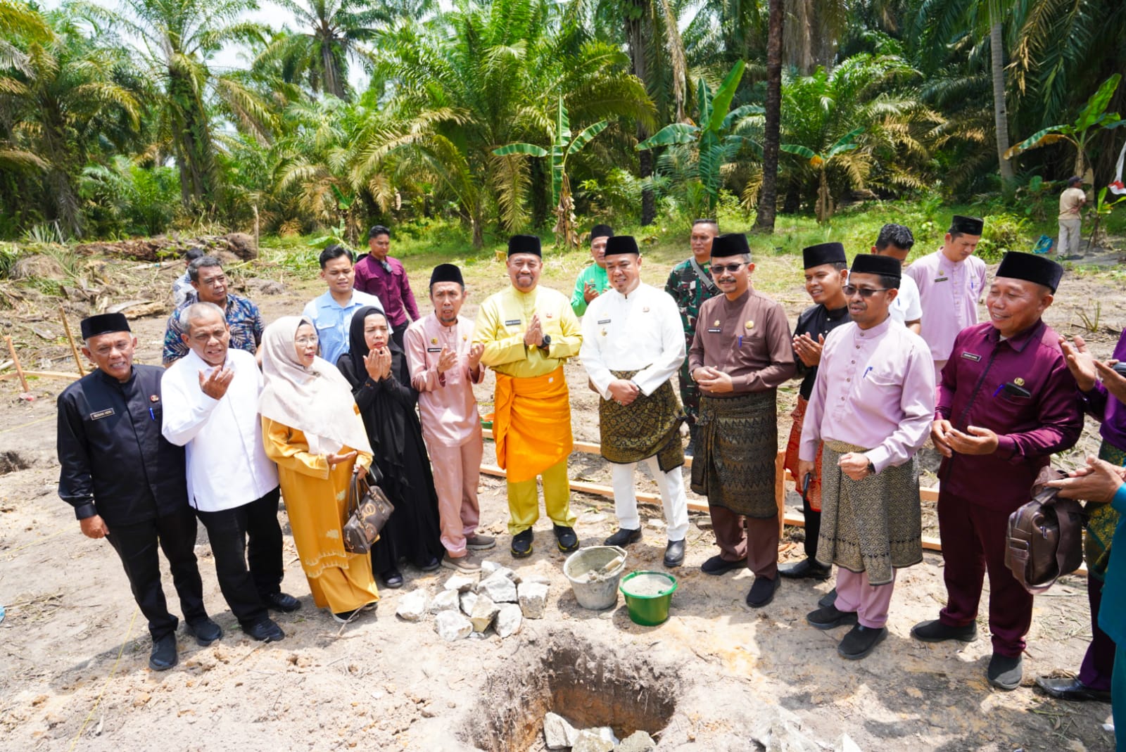 Bupati Baharuddin Siagian bersama Wakil Bupati Syafrizal melakukan peletakan batu pertama pembangunan Rumah Tahfiz Alquran di Dusun Nurul Iman, Desa Pulau Sejuk, Kecamatan Datuk Lima Puluh, Batu Bara.
