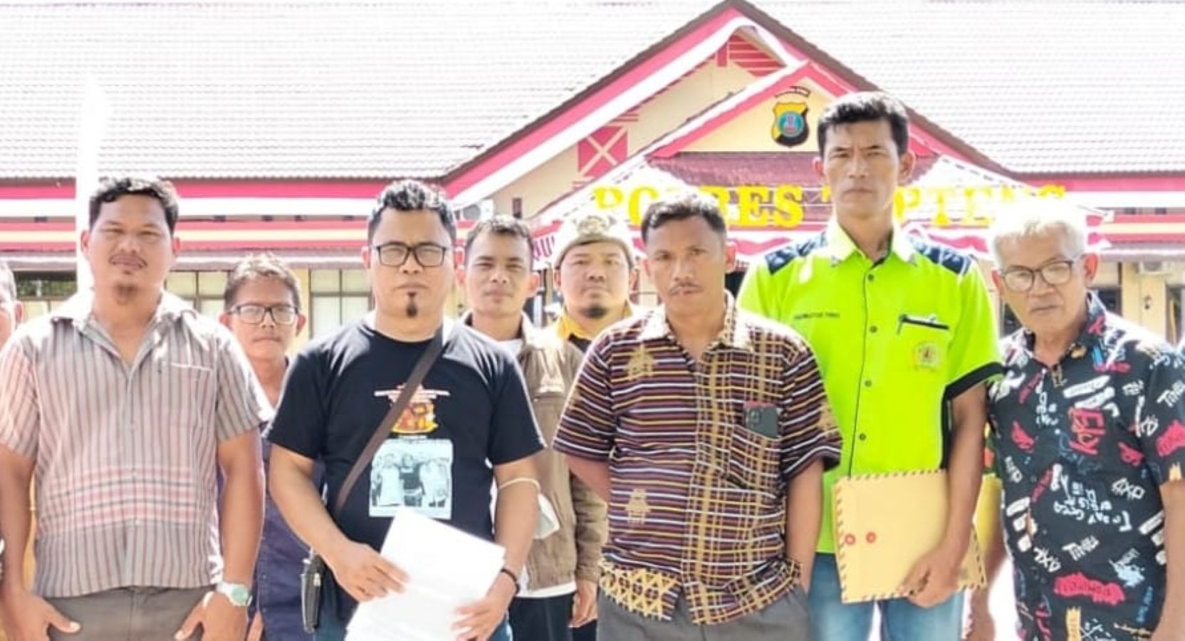 Ediyanto Simatupang bersama pengurus Forum Masyarakat Adil untuk Semua (FORMAS).