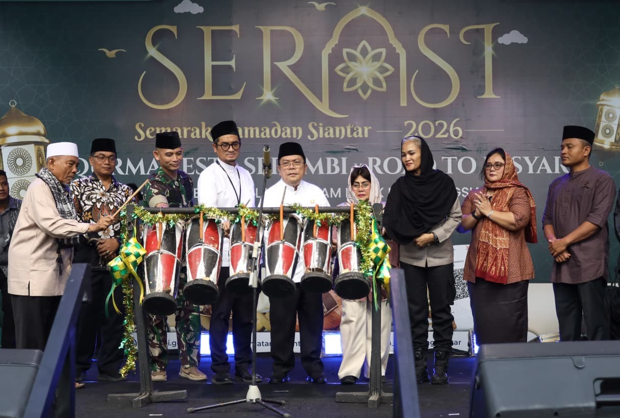 Wali Kota Pematangsiantar Wesly Silalahi bersama jajaran Forkopimda memukul Gondrang Simalungun sebagai tanda dibukanya SERASI 2026 di Lapangan Adam Malik.