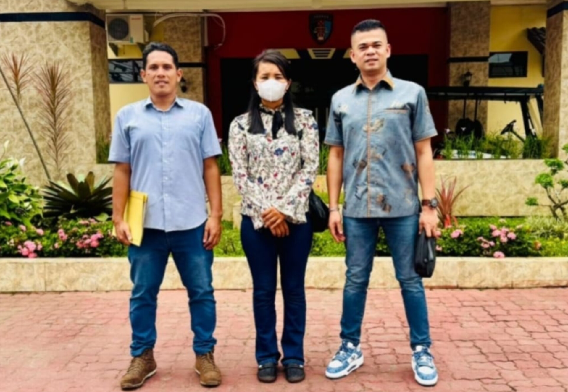 Korban dugaan KDRT didampingi tim kuasa hukum melaporkan oknum anggota Polres Tapanuli Tengah ke Polda Sumatera Utara di Medan.