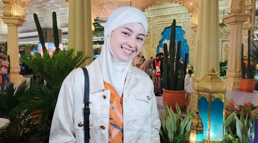 Aktris Kimberly Ryder saat ditemui di Bandara Soekarno-Hatta. Ia menilai tertahan di Makkah atau Madinah bisa menjadi kesempatan memperbanyak ibadah.