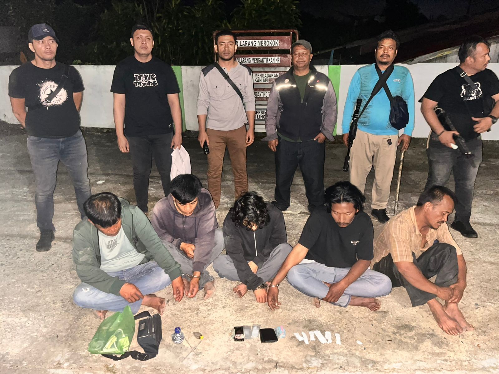 Lima tersangka komplotan penjahat narkoba diamankan Sat Narkoba Polres Simalungun dalam operasi di kawasan Saribudolok.