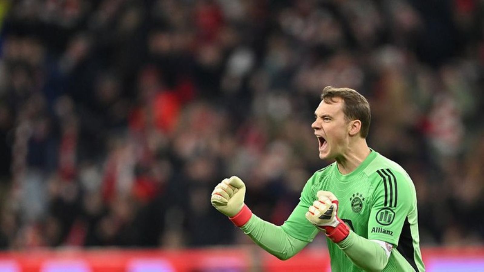 Kiper Bayern Munich Manuel Neuer mengalami cedera betis saat laga melawan Borussia M&ouml;nchengladbach dan terancam absen saat menghadapi Atalanta di Liga Champions.