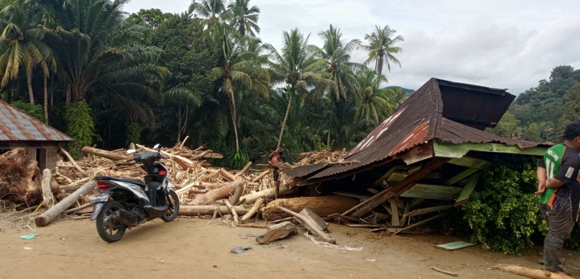 Kondisi salah satu rumah warga yang rusak akibat banjir bandang dan tanah longsor di Kecamatan Sibabangun, Kabupaten Tapanuli Tengah, akhir November 2025 lalu.