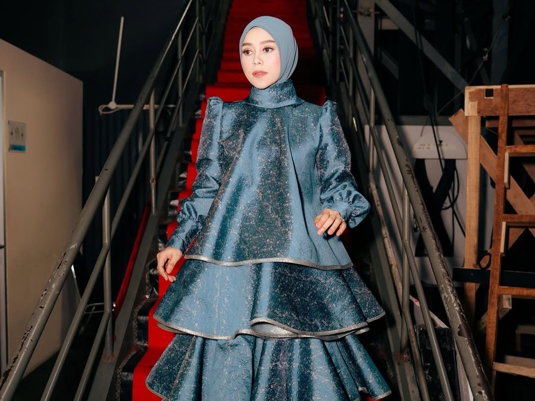 Pasangan selebritas Rizky Billar dan Lesti Kejora saat menghadiri sebuah acara di Jakarta. Lesti yang tengah hamil anak ketiga disarankan dokter tidak hamil lagi.