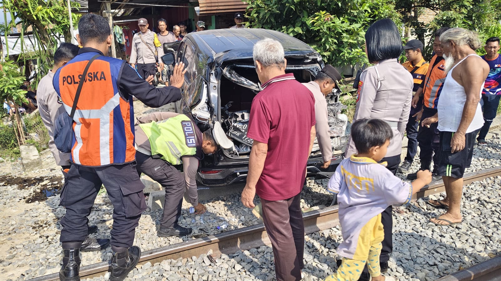 Mobil Mitsubishi Xpander mengalami kerusakan parah setelah tertabrak kereta api di perlintasan tanpa palang pintu di Kecamatan Tapian Dolok, Kabupaten Simalungun. 