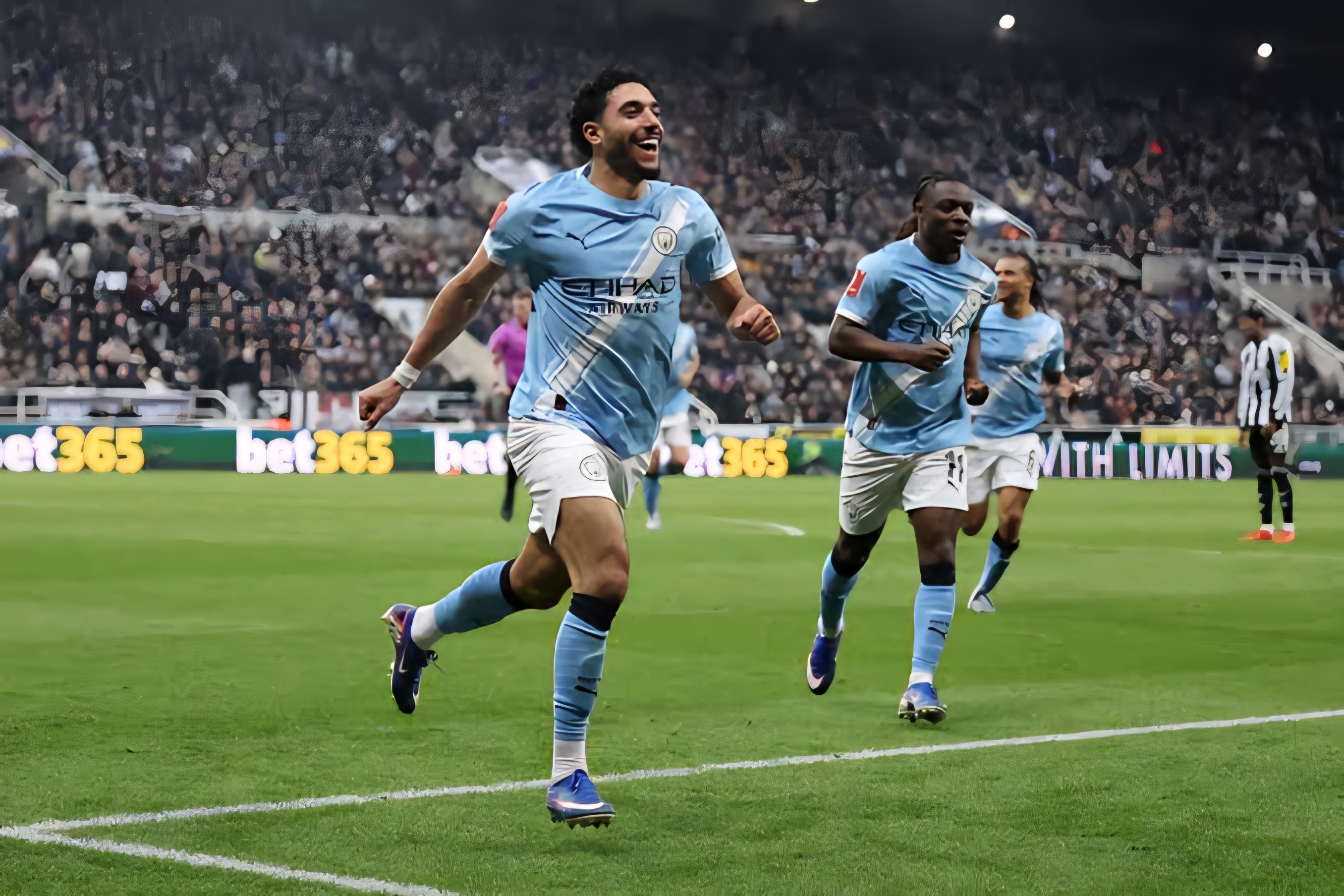 Pemain Newcastle United Eddie Howe  menjelang laga melawan FC Barcelona pada babak 16 besar UEFA Champions League di St James' Park.