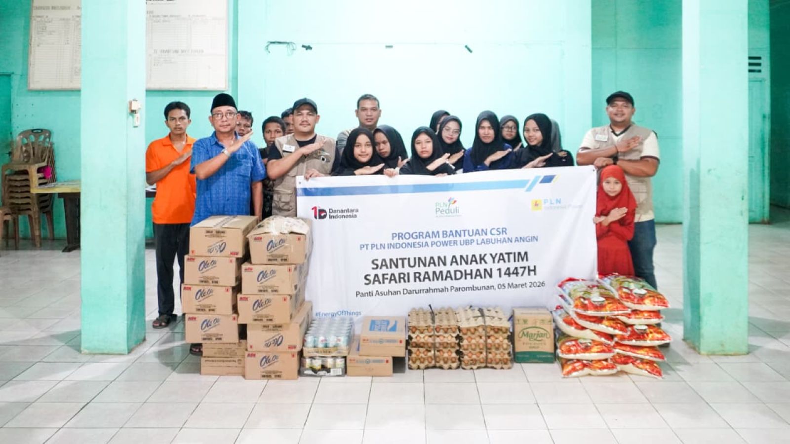  PLN Indonesia Power UBP Labuhan Angin foto bersama saat menyerahkan bantuan ke Panti Asuhan Darurrahmah Parombunan, Sibolga. (Darwis Halawa &amp; Humas UBP Labuhan Angin/MetroDaily)  