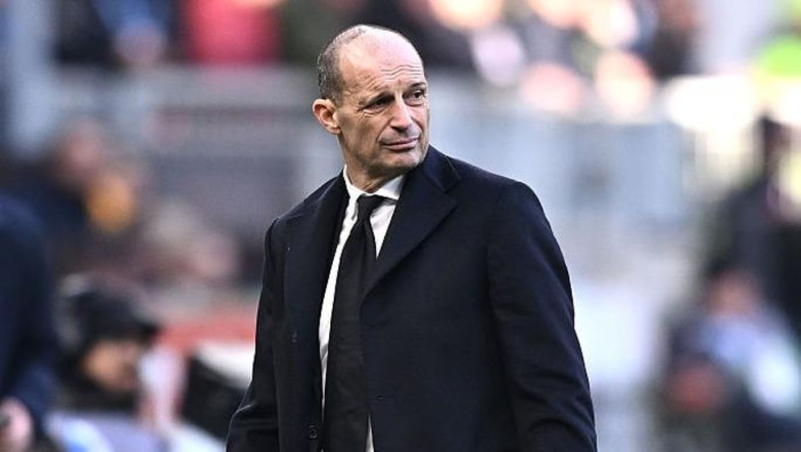 Pelatih AC Milan Massimiliano Allegri memberikan instruksi kepada pemain saat pertandingan Serie A. Allegri menegaskan tetap fokus bersama Milan di tengah rumor Real Madrid.