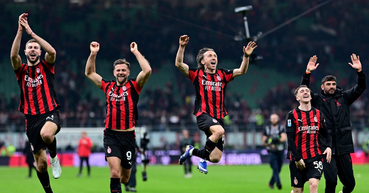 Pemain AC Milan Pervis Estupinan merayakan gol ke gawang Inter Milan pada laga Derby della Madonnina di San Siro yang dimenangkan Rossoneri 1-0.