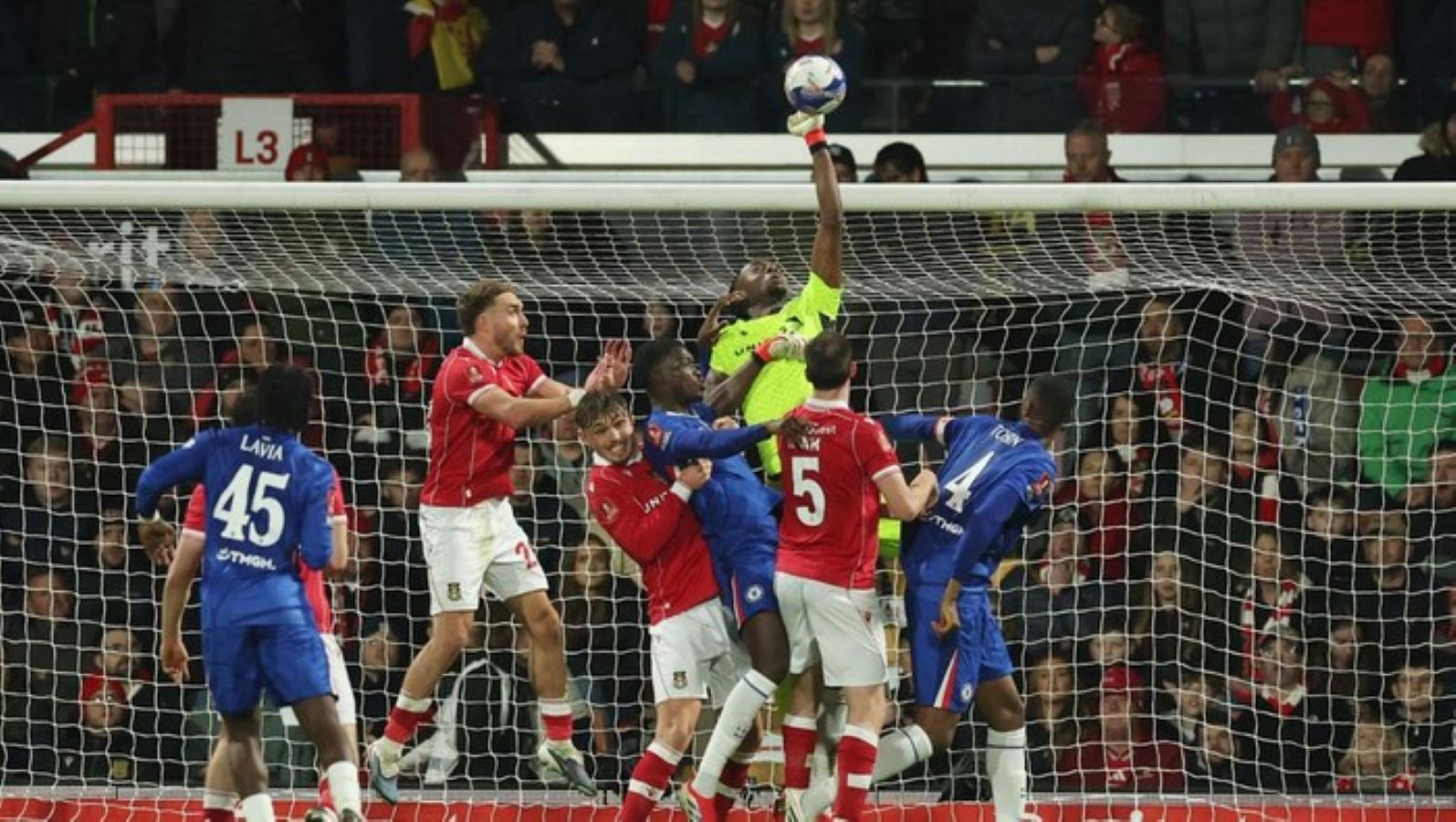 Pemain Chelsea Alejandro Garnacho merayakan gol ke gawang Wrexham dalam laga babak 16 besar Piala FA di Racecourse Ground. Chelsea menang 4-2 lewat extra time.