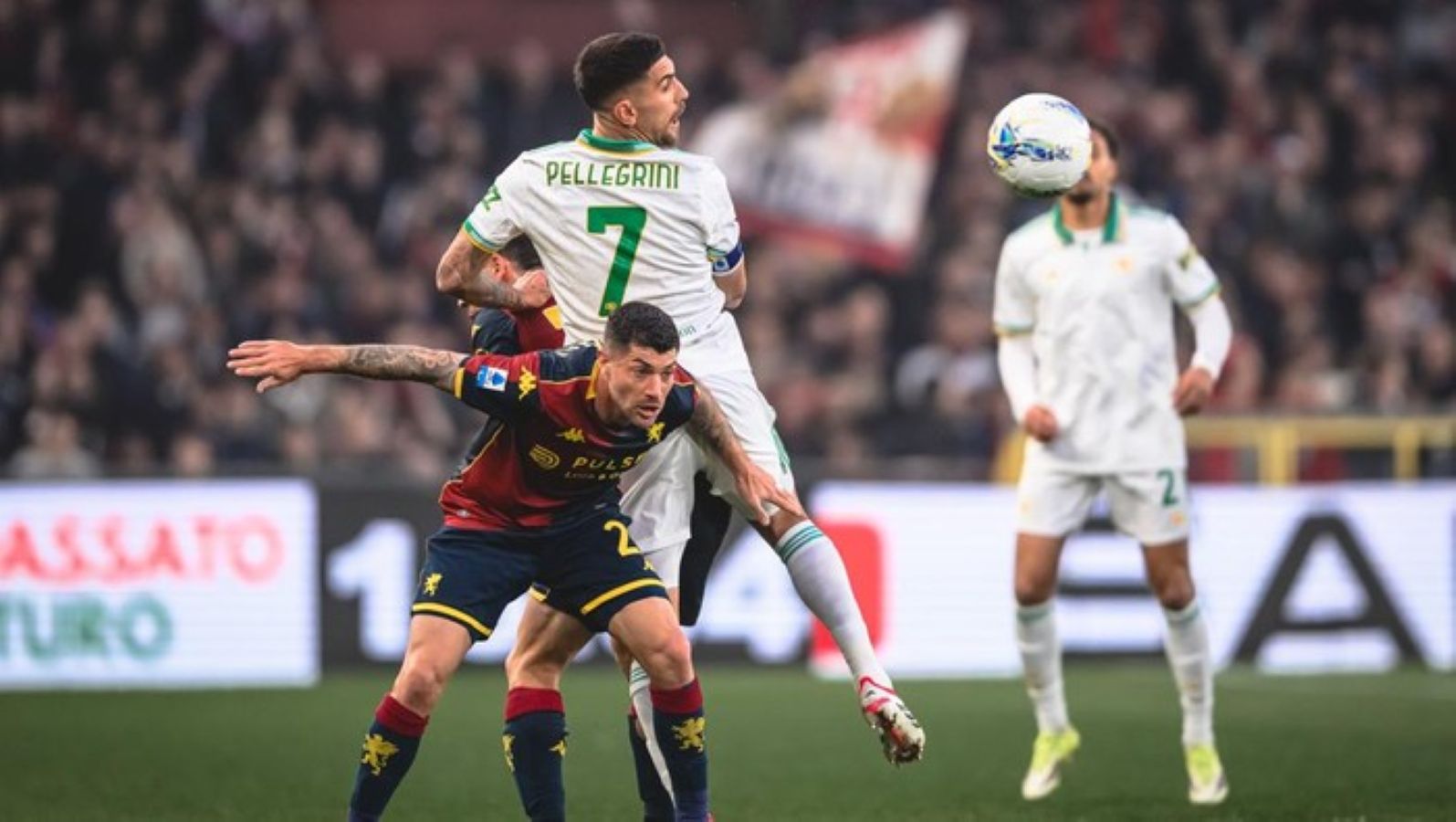 Pemain Genoa merayakan gol kemenangan ke gawang AS Roma dalam laga Serie A di Stadion Luigi Ferraris, yang berakhir 2-1 untuk tuan rumah.