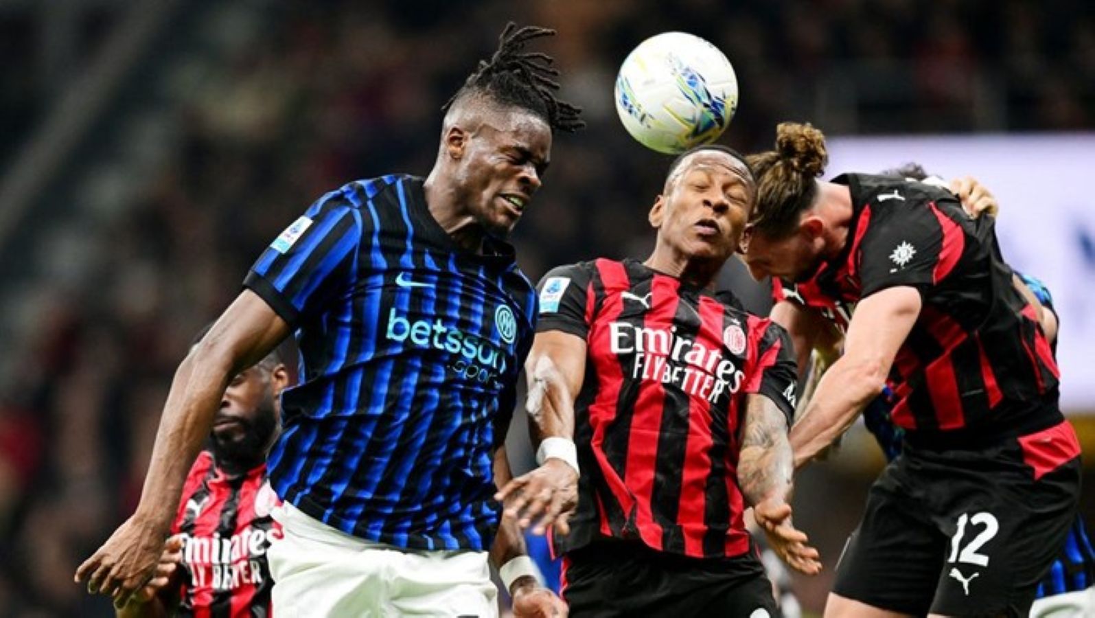 Pemain Inter Milan berusaha menembus pertahanan AC Milan dalam Derby Milan di San Siro. Nerazzurri kalah 0-1 meski tampil dominan.