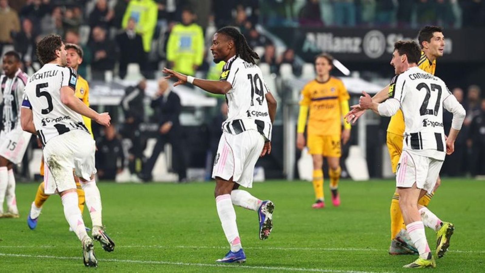 Pemain Juventus Kenan Yildiz merayakan gol ke gawang Pisa dalam laga Serie A di Allianz Stadium. Juventus menang telak 4-0.