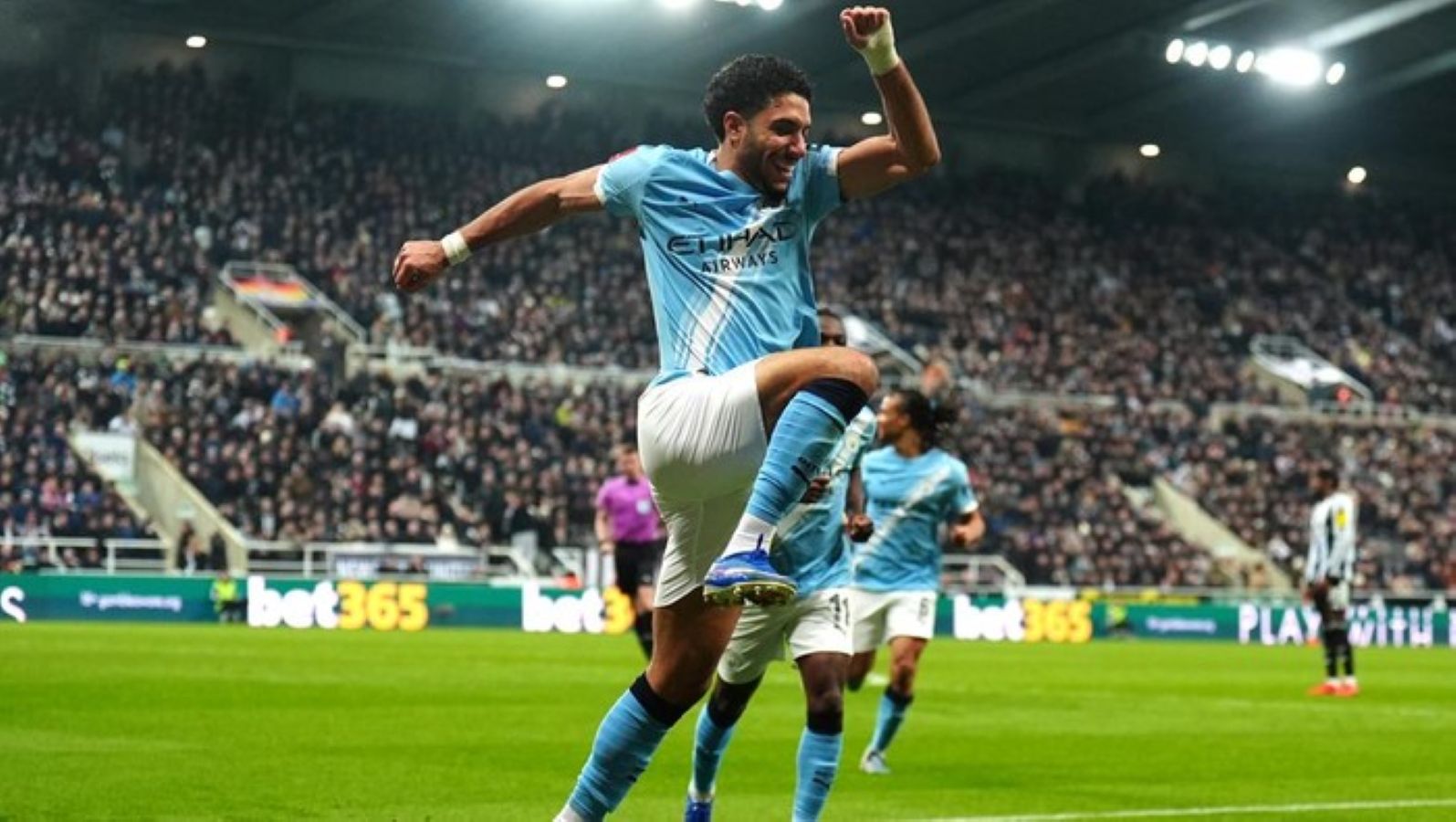 Penyerang Manchester City Omar Marmoush merayakan gol ke gawang Newcastle United dalam laga babak 16 besar Piala FA di Stadion St James&rsquo; Park. City menang 3-1.