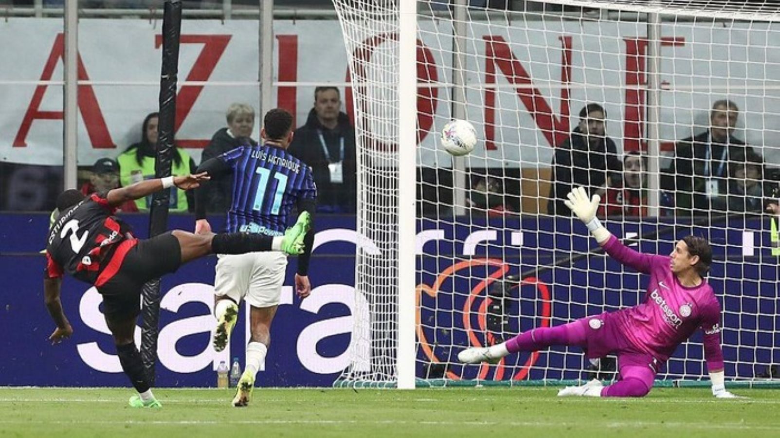 Pervis Estupinan merayakan gol AC Milan ke gawang Inter Milan dalam Derby Milan di San Siro yang dimenangi Rossoneri dengan skor 1-0.