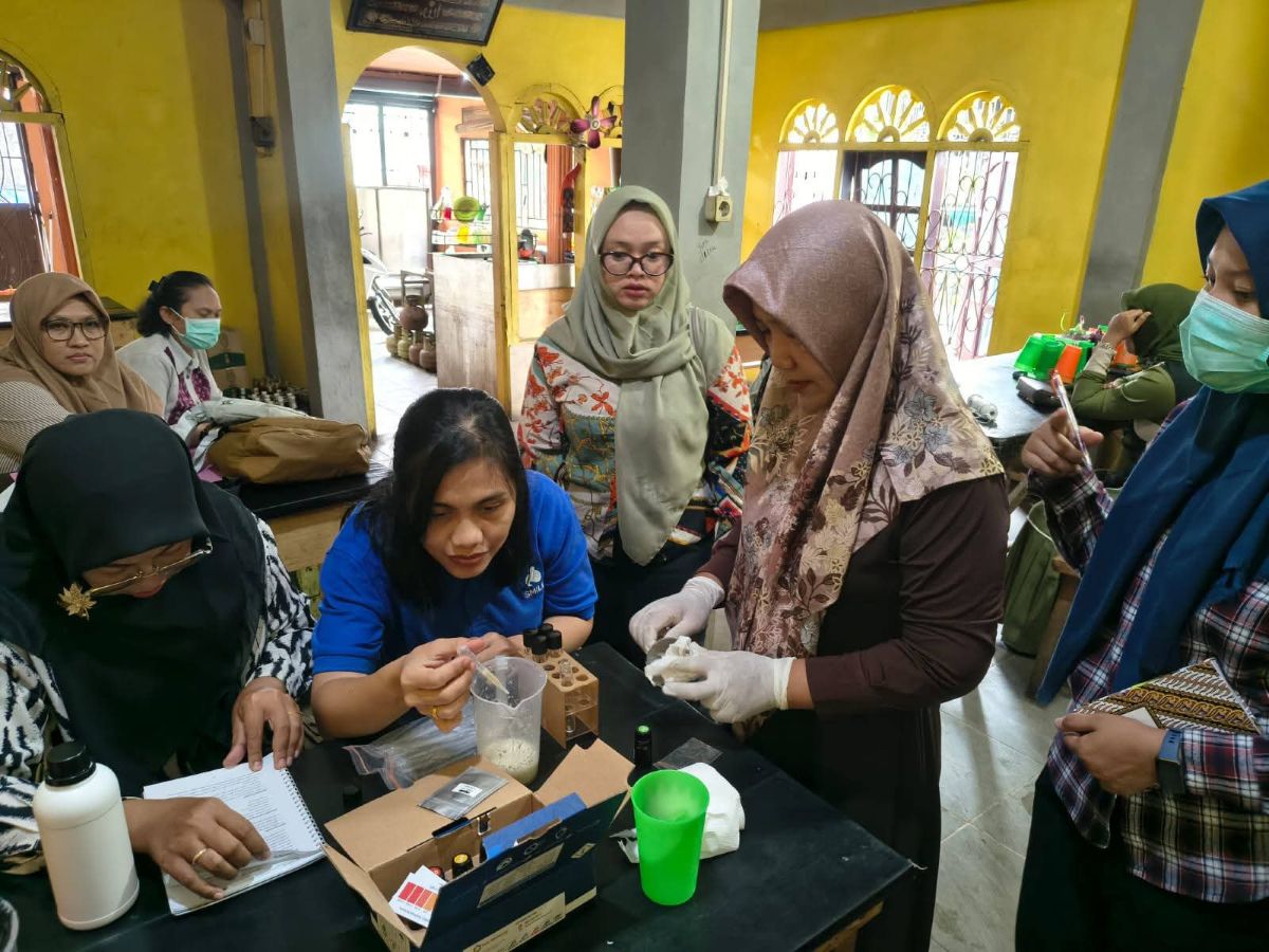 Petugas Dinas Kesehatan Kota Sibolga melakukan pemeriksaan dan uji sampel sisa mie tek-tek di lokasi penjualan setelah puluhan warga dilaporkan mengalami keracunan makanan.