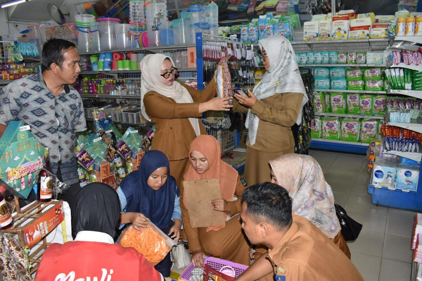 Petugas Dinas Kesehatan Kota Sibolga melakukan pemeriksaan pangan menggunakan rapid test kit di salah satu swalayan saat sidak keamanan pangan menjelang Idulfitri 2026.