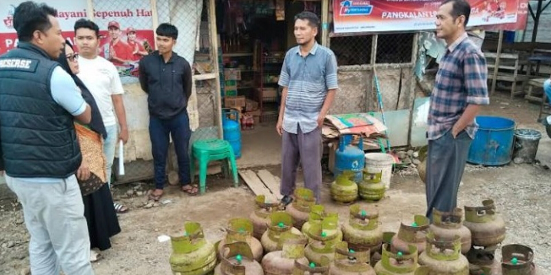 Petugas Polres Padanglawas mengamankan tabung LPG 3 kilogram dari pedagang yang menjual hingga Rp35 ribu per tabung di Pasar Sibuhuan, Kabupaten Padanglawas, Sumatera Utara, saat sidak distribusi LPG 
