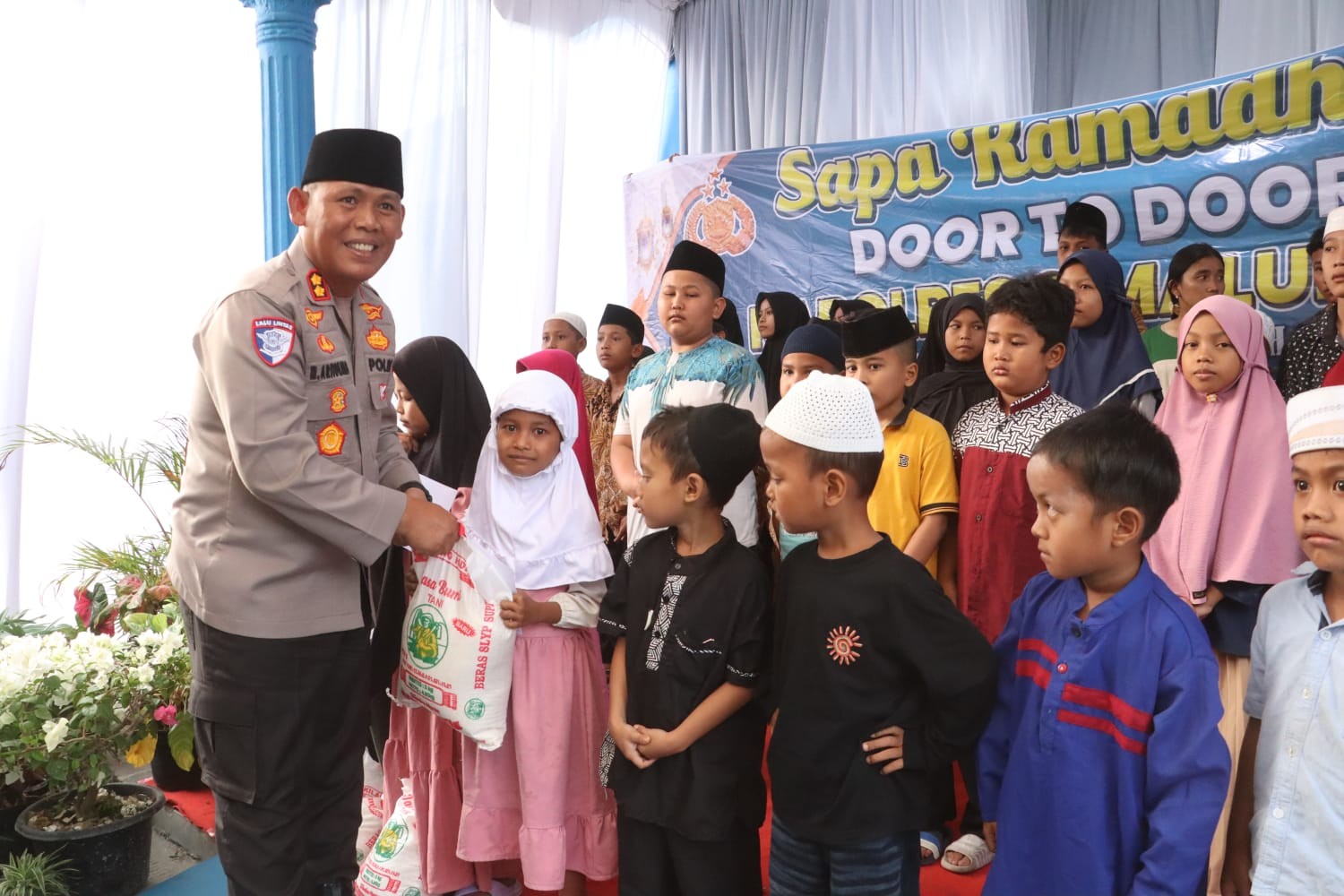 Personel Polres Simalungun memberikan santunan kepada anak yatim dalam kegiatan &ldquo;Sapa Ramadan Door to Door&rdquo; di halaman Satpas Sat Lantas Polres Simalungun. 