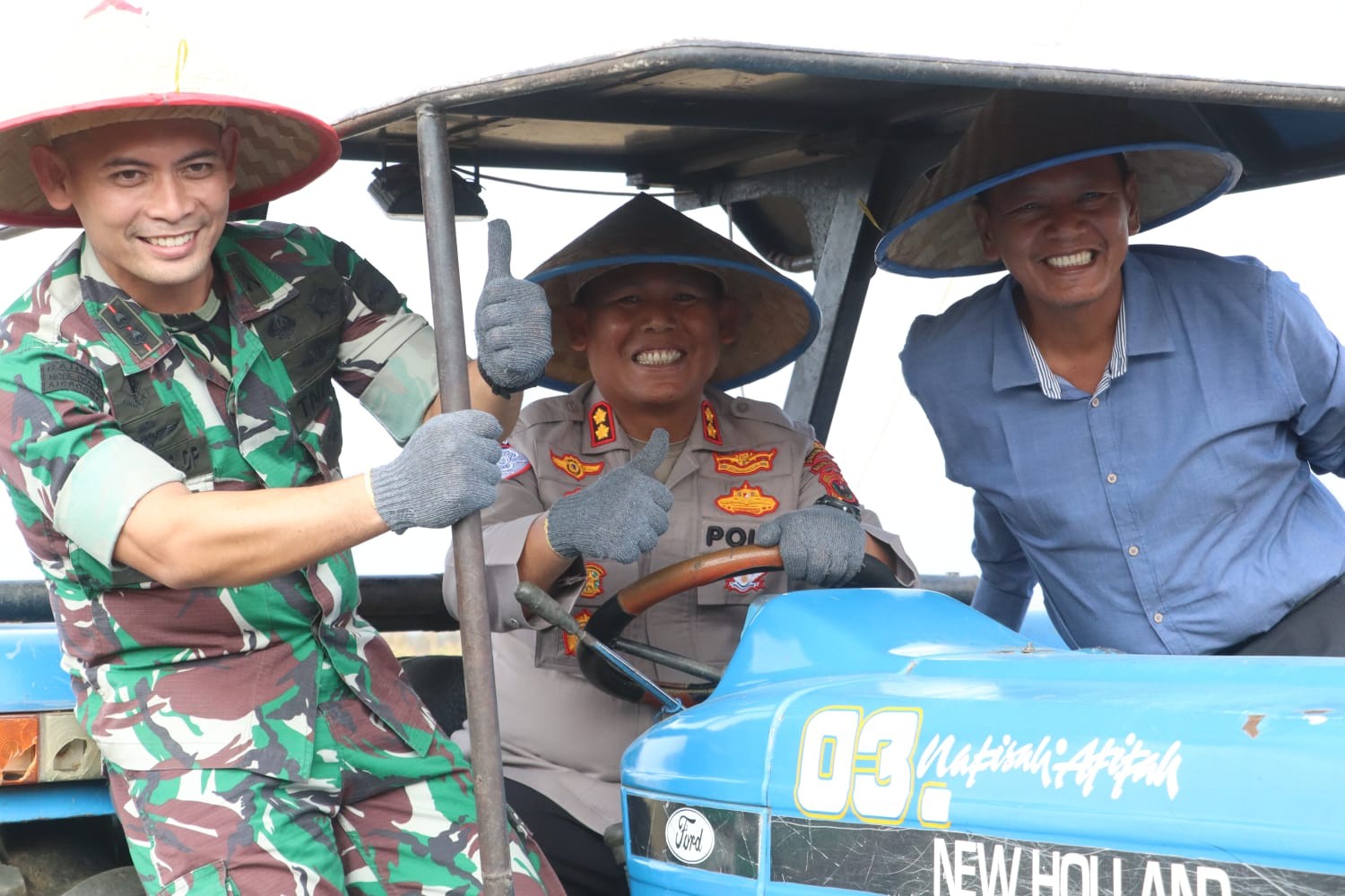 Kapolres Simalungun bersama Forkopimda melakukan penanaman jagung serentak di Nagori Purba Sari, Kecamatan Tapian Dolok, Kabupaten Simalungun.