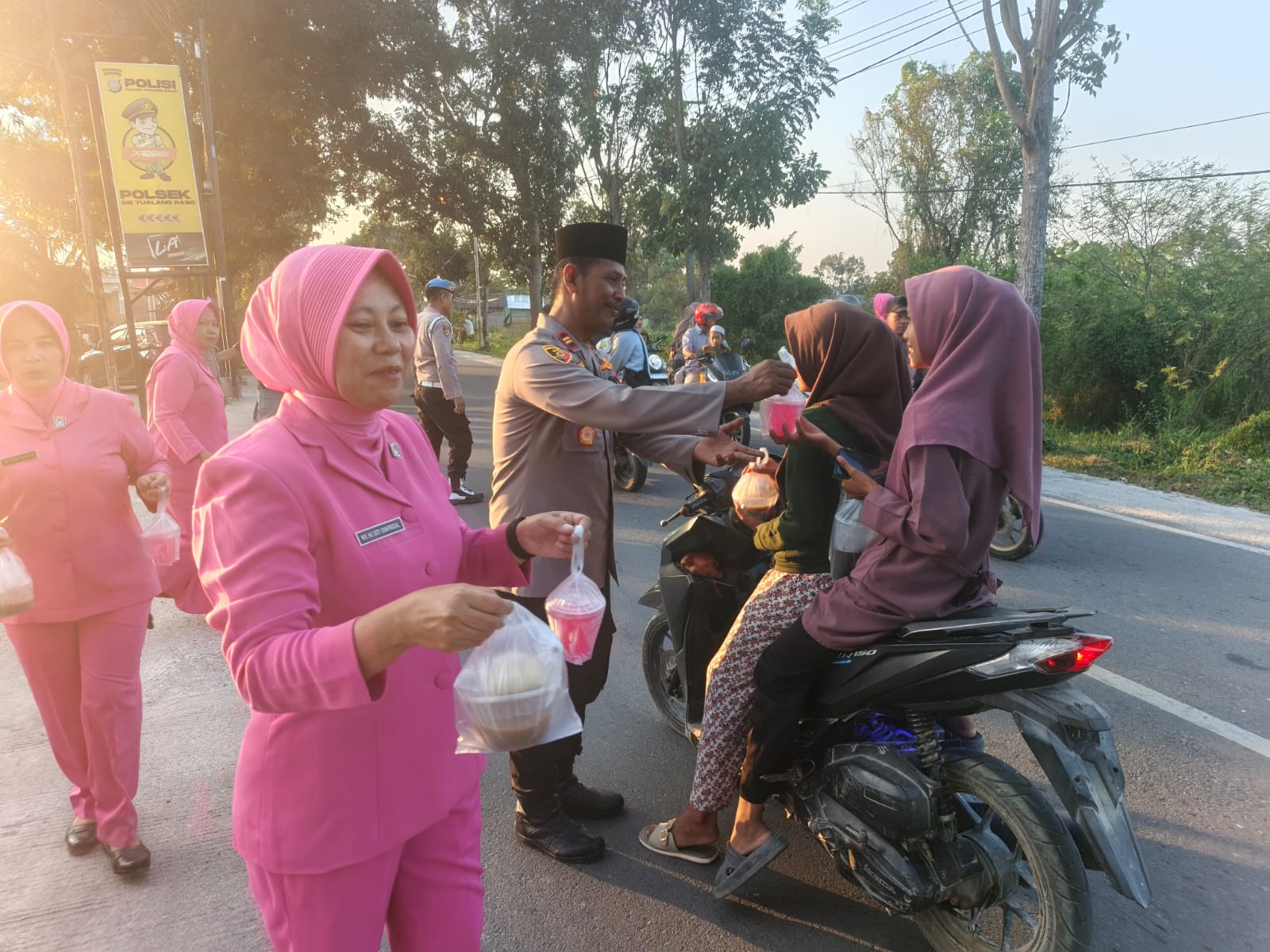 Kapolsek Syafrizal bersama personel Kepolisian Sektor Sei Tualang Raso dan Bhayangkari membagikan takjil kepada pengendara di Jalan Besar Sei Raja, Tanjungbalai, Sabtu (7/3/2026).