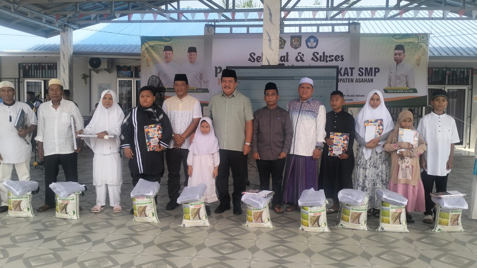 Ratusan siswa mengikuti Pesantren Kilat Ramadan 2026 tingkat SMP negeri dan swasta se-Kabupaten Asahan yang digelar di SMP Darussalam Islamic School, Sabtu (7/3/2026). Kegiatan ini diikuti sekitar 400
