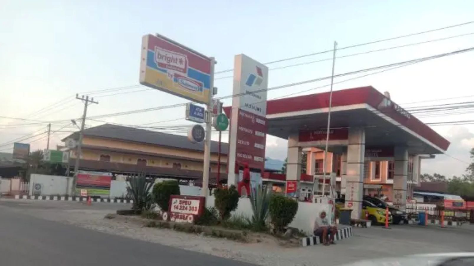 Kondisi SPBU di Porsea, Kabupaten Toba, terlihat lengang tanpa antrean kendaraan setelah sebelumnya sempat dipadati warga yang mengisi BBM.
