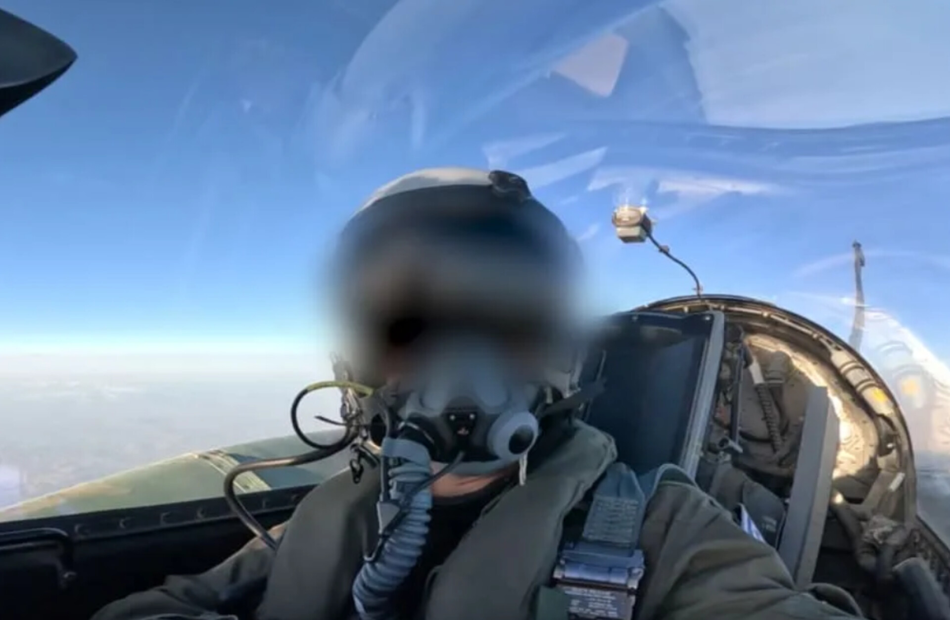 Seorang pilot Israel Defense Forces terlihat dalam rekaman video militer saat menjalankan misi udara di atas wilayah Iran dalam operasi serangan terhadap target militer Iran dan Hezbollah.