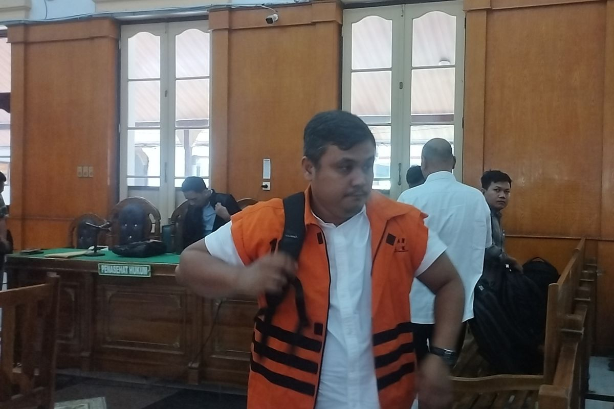Terdakwa kasus dugaan korupsi proyek jalan di Sumatera Utara, Topan Obaja Putra Ginting, menjalani sidang pembacaan tuntutan oleh jaksa di Pengadilan Tindak Pidana Korupsi pada Pengadilan Negeri Medan
