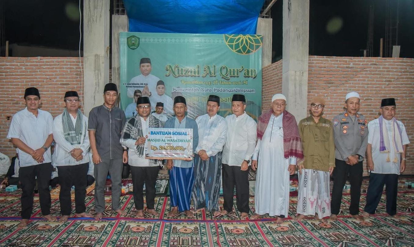 Wali Kota Letnan Dalimunthe menghadiri peringatan Nuzulul Quran 1447 H yang digelar Pemerintah Kota Padangsidimpuan di Masjid Al-Wasathiyah, Jumat malam (6/3/2026) usai salat tarawih.