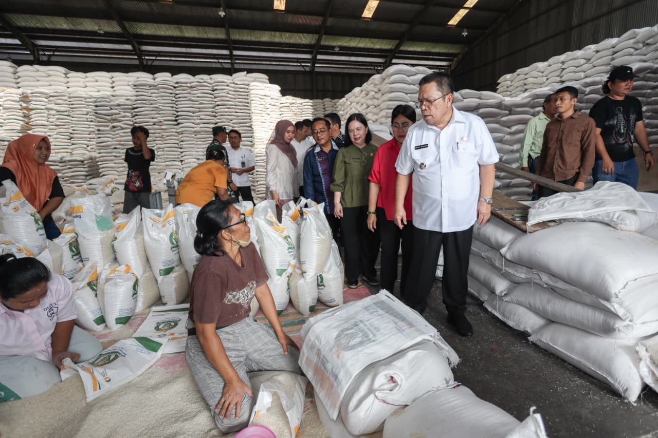 Wali Kota Pematangsiantar Wesly Silalahi bersama Forkopimda meninjau ketersediaan bahan pokok dan BBM saat sidak pasar jelang Idul Fitri di sejumlah lokasi di Kota Pematangsiantar. 