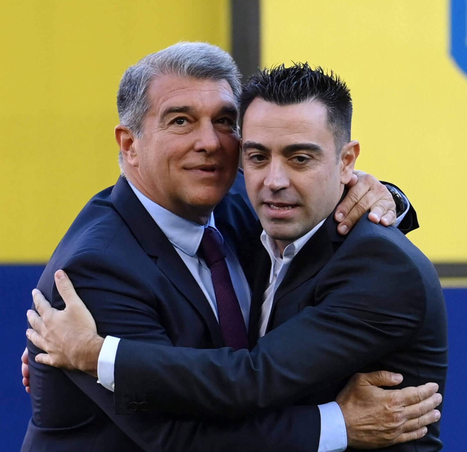 Xavi Hernandez (kanan) bersama Presiden FC Barcelona saat itu, Joan Laporta, dalam konferensi pers pada April 2024. Xavi mengklaim Laporta sempat menggagalkan rencana kepulangan Lionel Messi ke Barca.