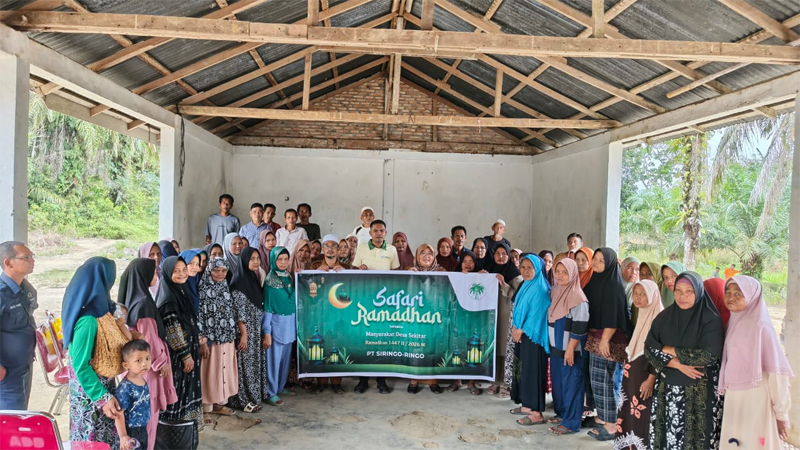 Humas PT Siringo-ringo Rantauprapat Wendy Bachry (kanan) saat menyerahkan paket sembako kepada warga yang tinggal disekitar perusahaan.  &nbsp;