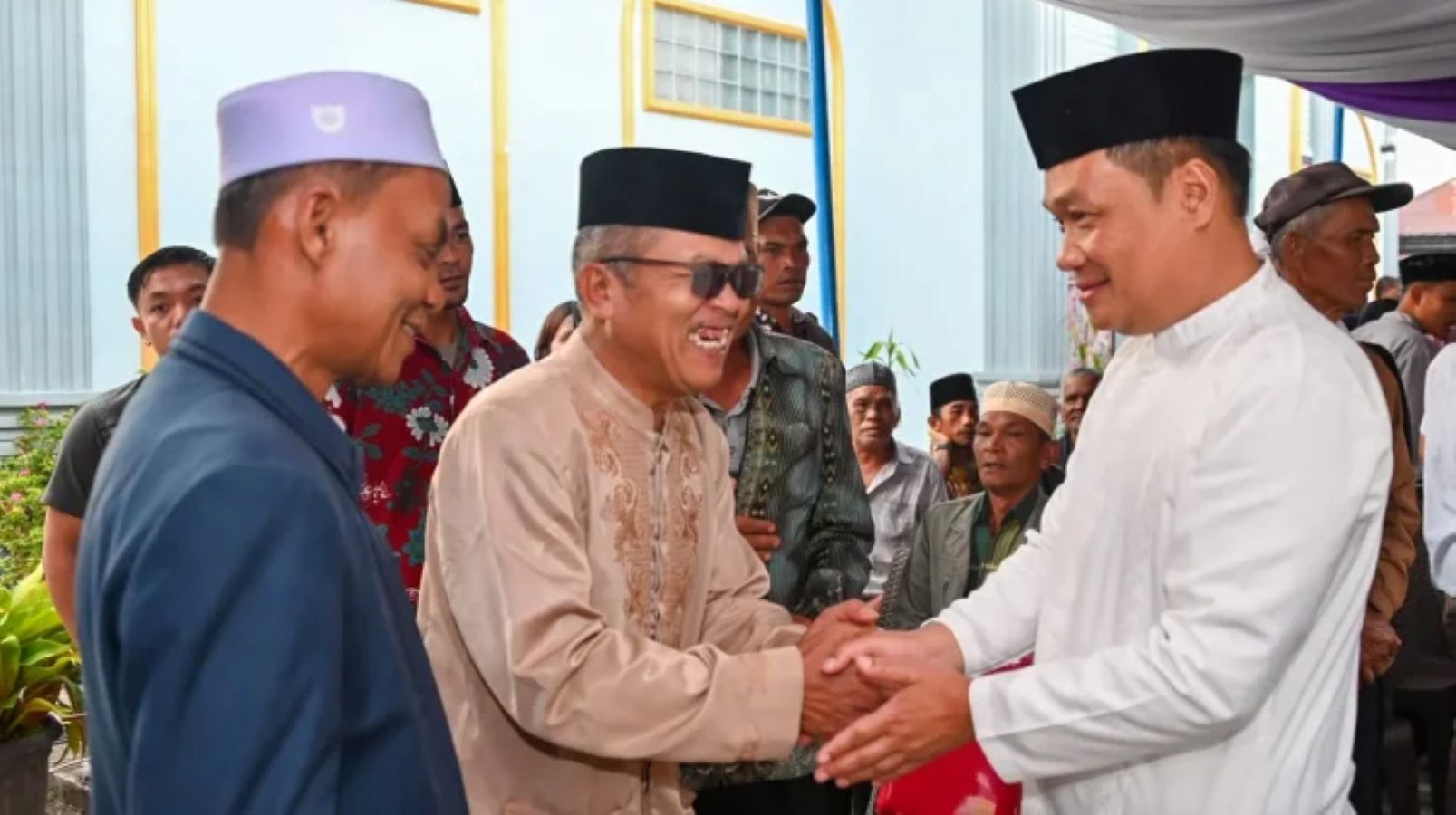 Bupati Humbang Hasundutan Oloan Paniaran Nababan menghadiri dan berbuka puasa bersama umat Muslim di Masjid Barangan, Desa Sihite II, Kabupaten Humbang Hasundutan.