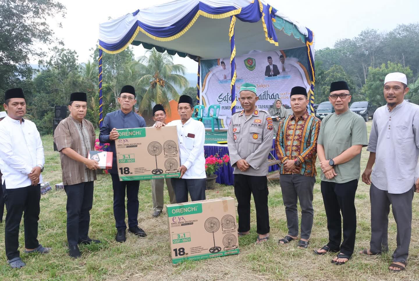 Bupati Tapanuli Selatan Gus Irawan Pasaribu bersama Wakil Bupati, Sekda, anggota DPRD, dan tokoh masyarakat saat Safari Ramadan 1447 H di Lapangan Panompuan, Angkola Timur.