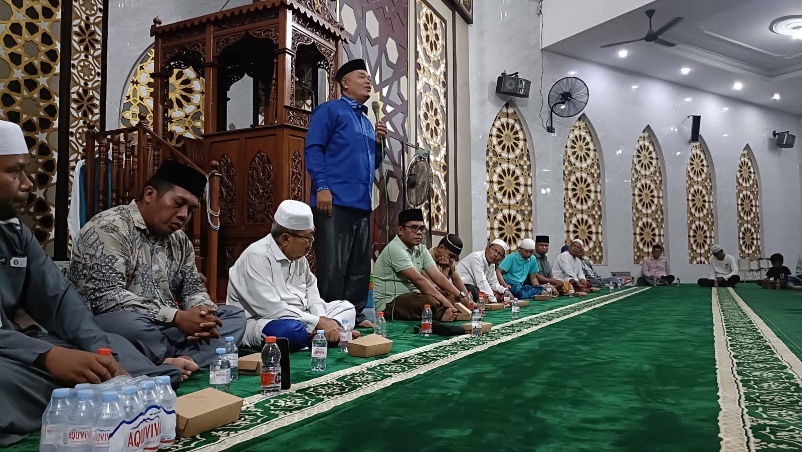 Suasana peringatan Nuzulul Quran di Masjid Al Akmal, Desa Kampung Pajak, Kecamatan Na IX-X, Kabupaten Labuhanbatu Utara, yang dihadiri Kepala Desa Kampung Pajak bersama masyarakat.