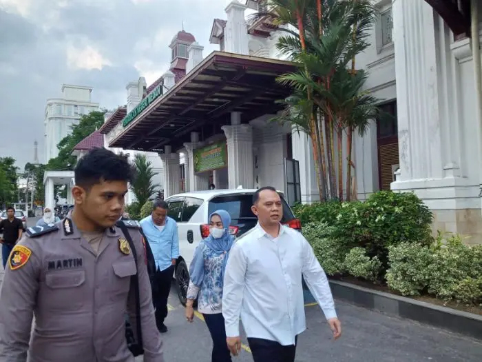 Mantan Bupati Labuhanbatu Erik Adtrada Ritonga saat menjalani sidang di Pengadilan Tipikor. Mahkamah Agung mengabulkan PK namun tetap menjatuhkan hukuman empat tahun penjara.