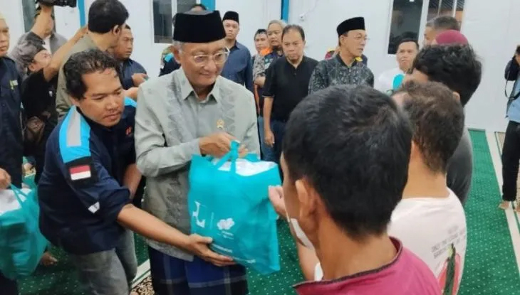 Menteri Pekerjaan Umum Dody Hanggodo saat menyerahkan bantuan kepada warga terdampak bencana di Batang Toru, Kabupaten Tapanuli Selatan.