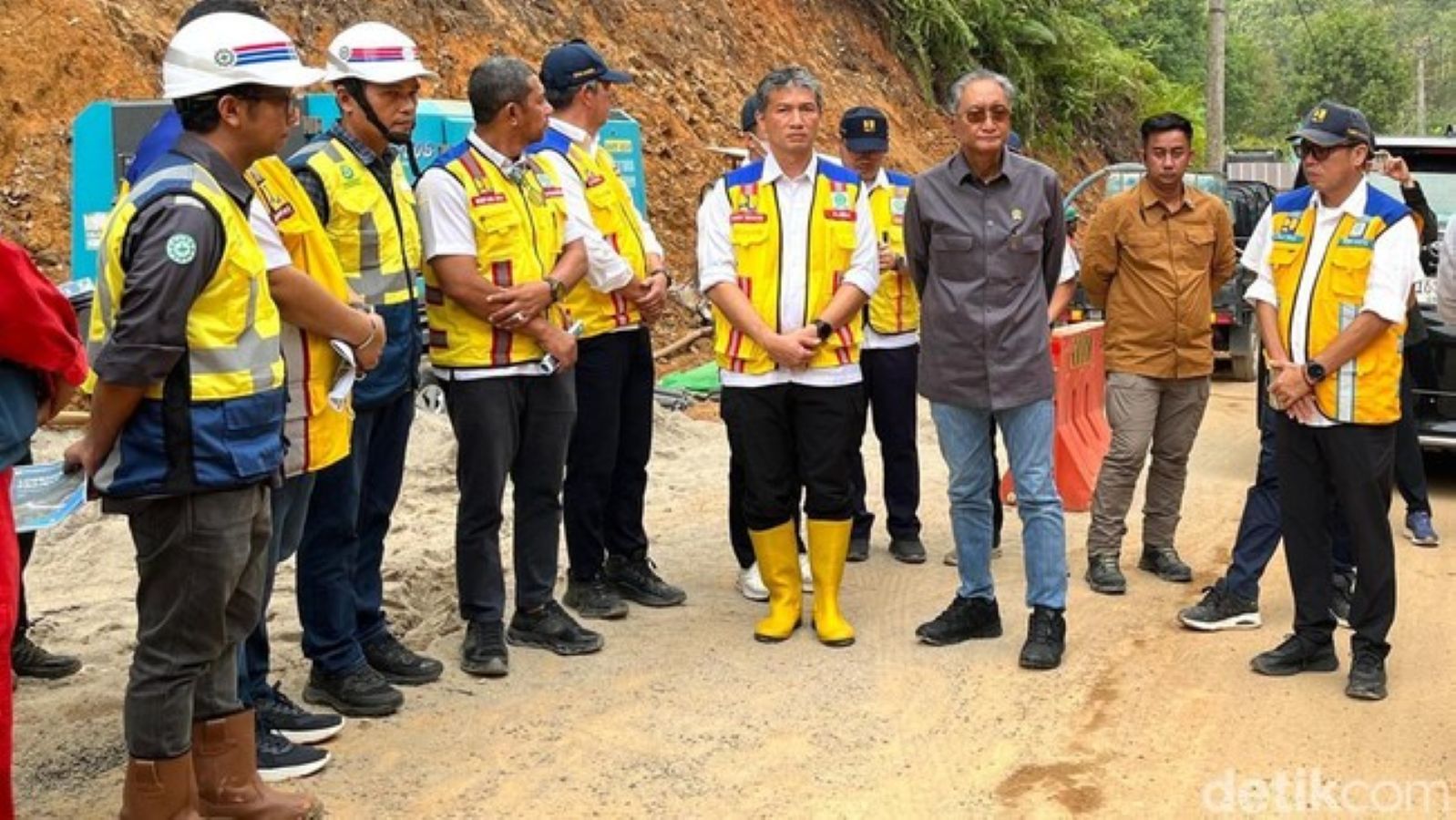 Menteri Pekerjaan Umum Dody Hanggodo meninjau proses pengerjaan shotcrete untuk memperkuat tebing rawan longsor di ruas jalan lintas Rampah&ndash;Poriaha, Sumatera Utara.