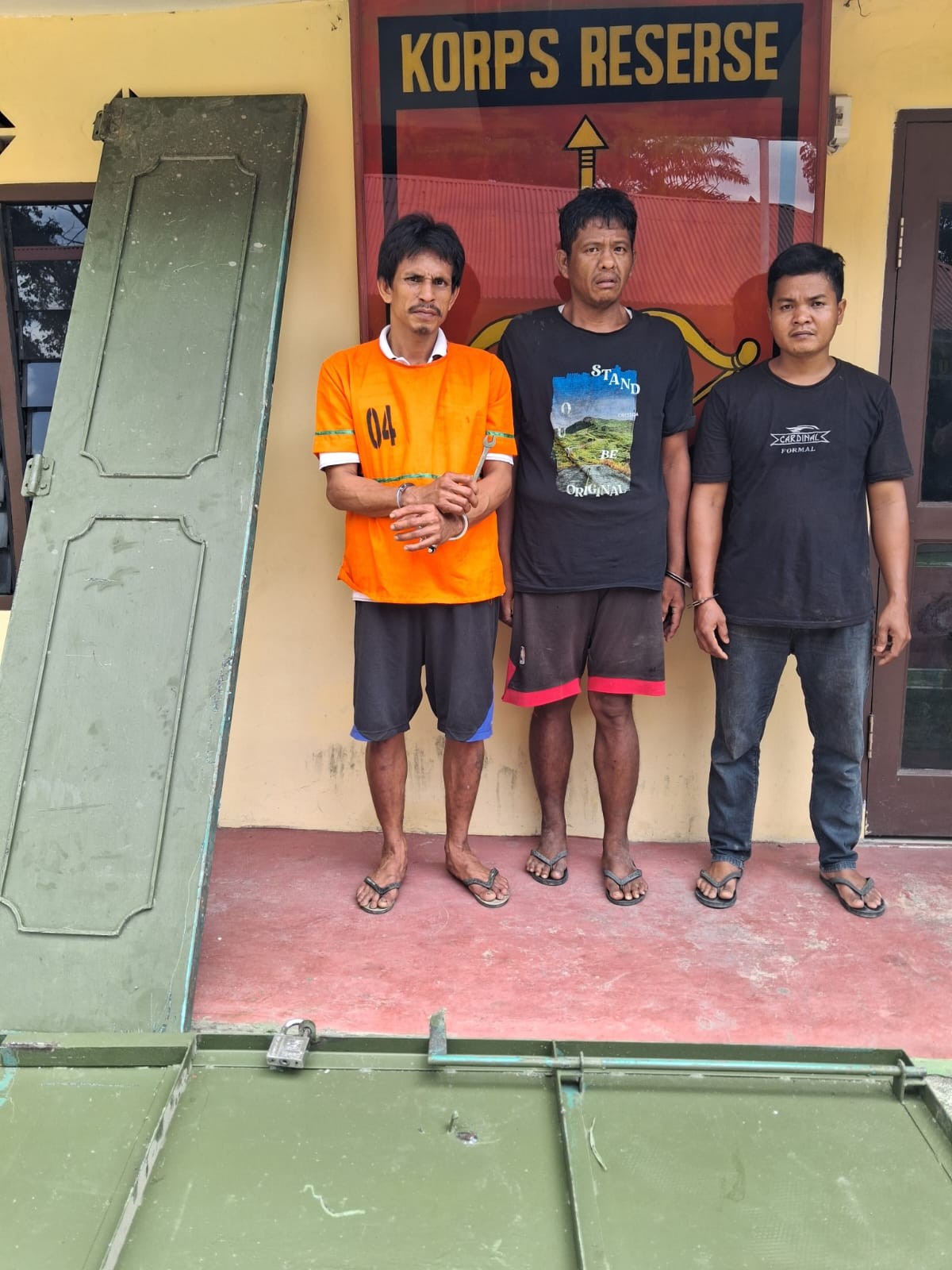 Tiga tersangka pencurian pintu besi rumah walet di Simalungun diamankan polisi bersama barang bukti.