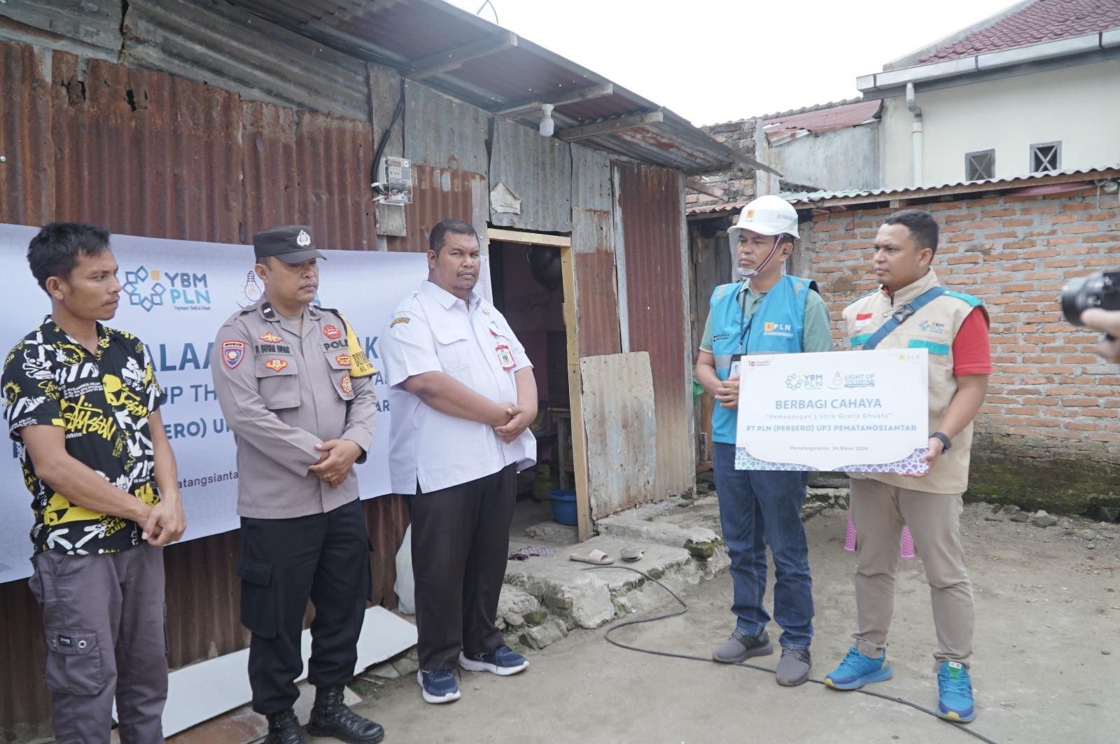 PT PLN (Persero) UP3 Pematangsiantar menyalakan sambungan listrik gratis bagi warga dalam program Light Up The Dream Ramadhan 1447 H. 