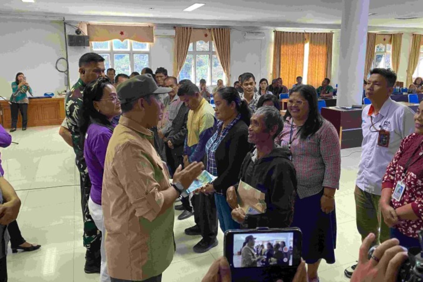 Penyaluran bantuan Jaminan Hidup dari Kementerian Sosial kepada korban bencana banjir di Kabupaten Tapanuli Utara, Sumatera Utara. Bantuan diberikan kepada 1.600 jiwa terdampak.