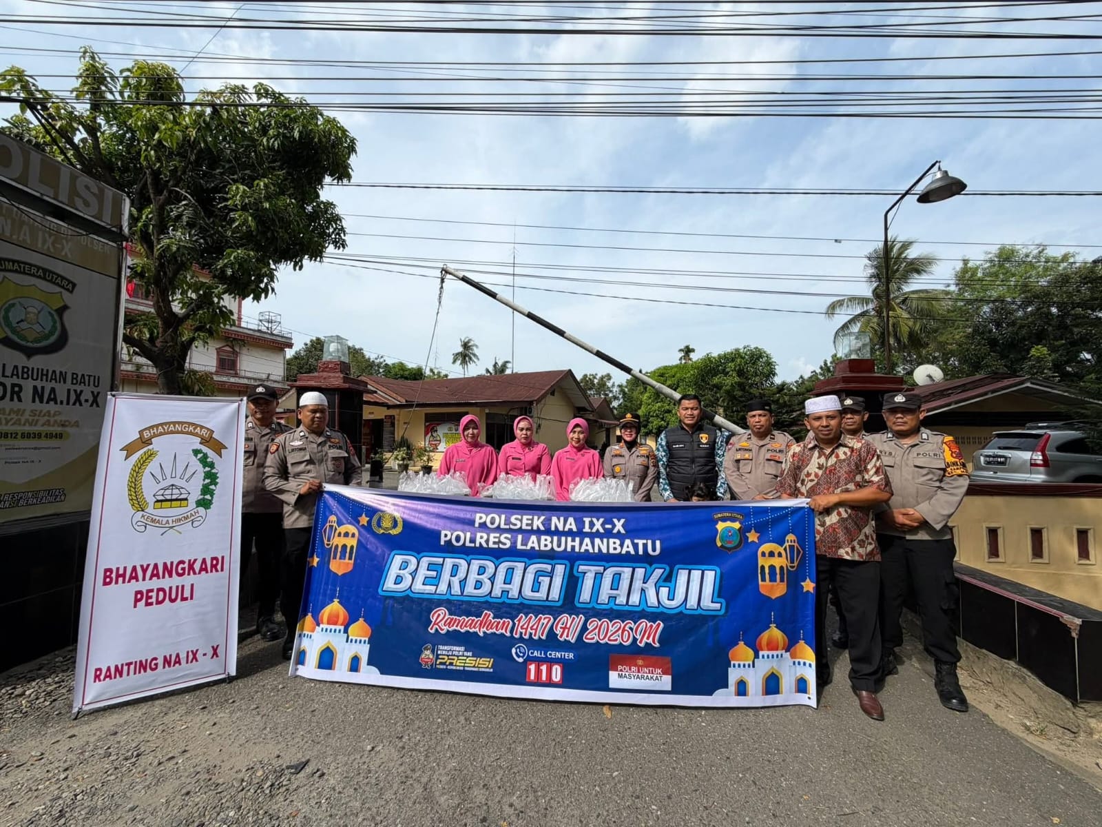 Kapolsek Na IX-X AKP Yustina bersama personel dan Bhayangkari membagikan takjil kepada pengguna jalan di depan Mapolsek Na IX-X, Kabupaten Labuhanbatu Utara.