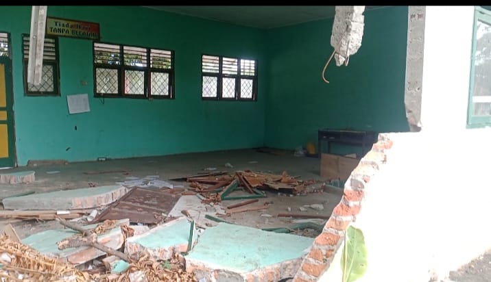 Kondisi dua ruang kelas UPTD SD Negeri 014645 Pulau Maria, Kabupaten Asahan, yang rusak parah setelah ditabrak bus antarkota pada Januari 2026 dan hingga kini belum diperbaiki.