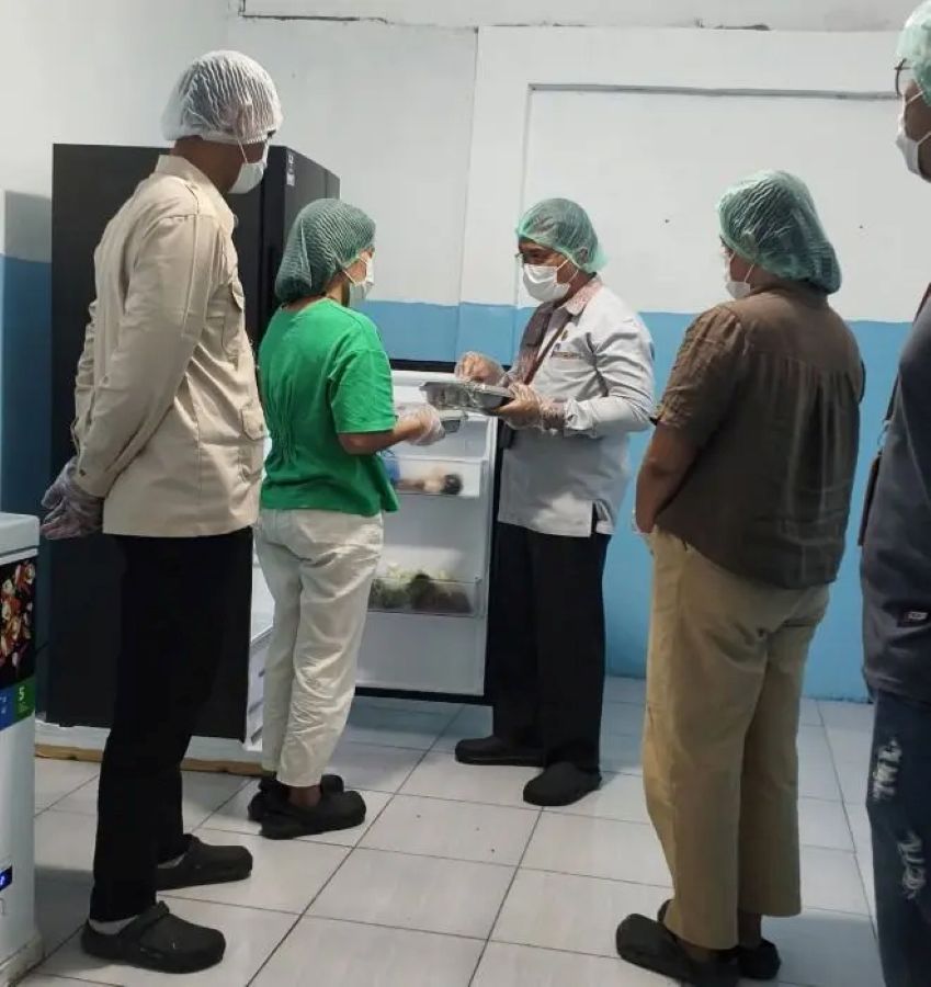 Kepala Bidang Pencegahan dan Penanggulangan Penyakit Dinas Kesehatan Tapanuli Utara, Sevenris CD Butarbutar, saat melakukan pengecekan di salah satu SPPG di wilayah tersebut. 
