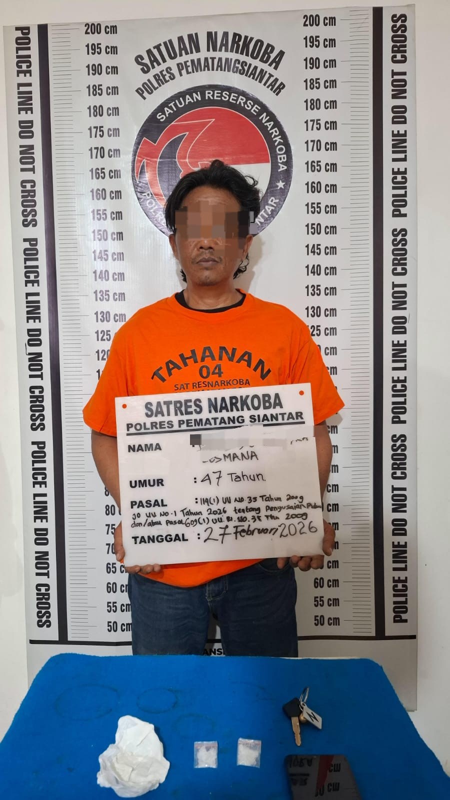 Petugas Sat Resnarkoba Polres Pematangsiantar menunjukkan barang bukti sabu-sabu seberat 2,18 gram yang dibungkus tisu hasil tangkapan MACL di Jalan Adam Malik, Siantar.