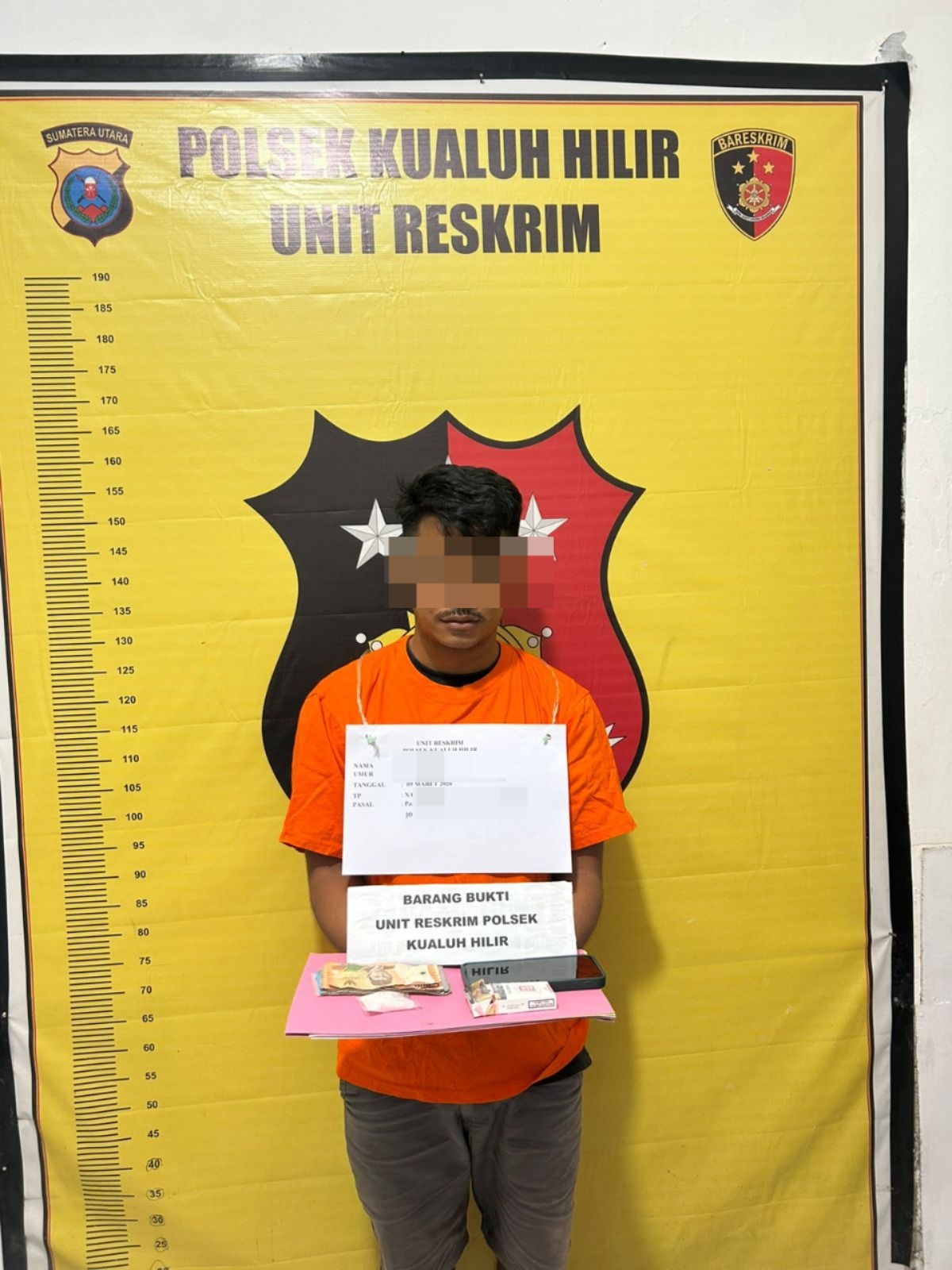 Tersangka kasus peredaran sabu bersama barang bukti yang diamankan personel Polsek Kualuh Hilir, Polres Labuhanbatu.