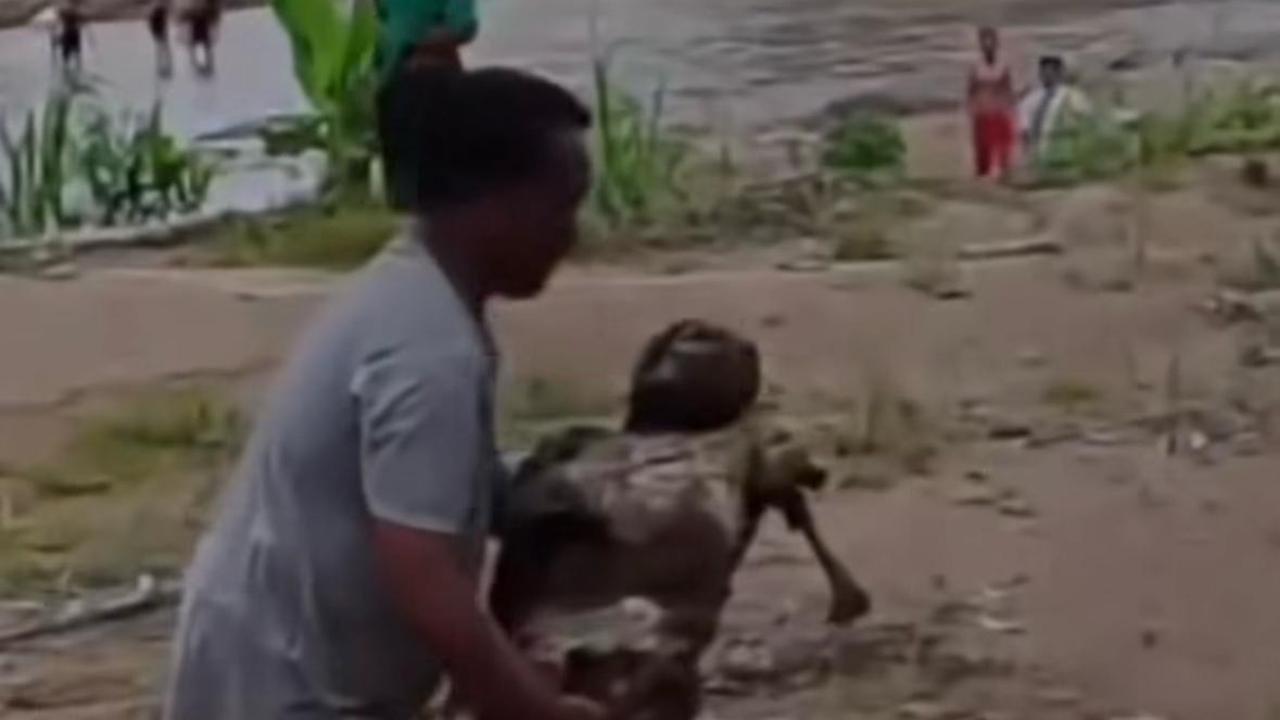 Warga Desa Aek Lobu, Tapanuli Selatan, dikejutkan dengan penemuan kerangka jasad manusia di sekitar aliran sungai yang terjepit tumpukan kayu. 